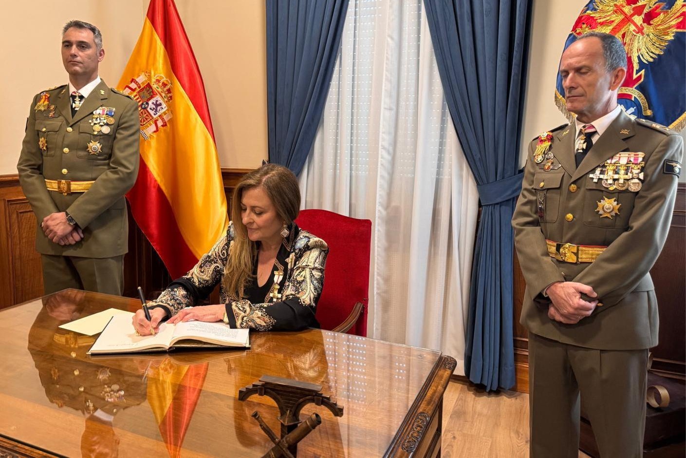 La Prof.ª María Paz García-Vera madrina de la entrega de la Enseña Nacional a la Escuela Politécnica Superior del Ejército (ESPOL)